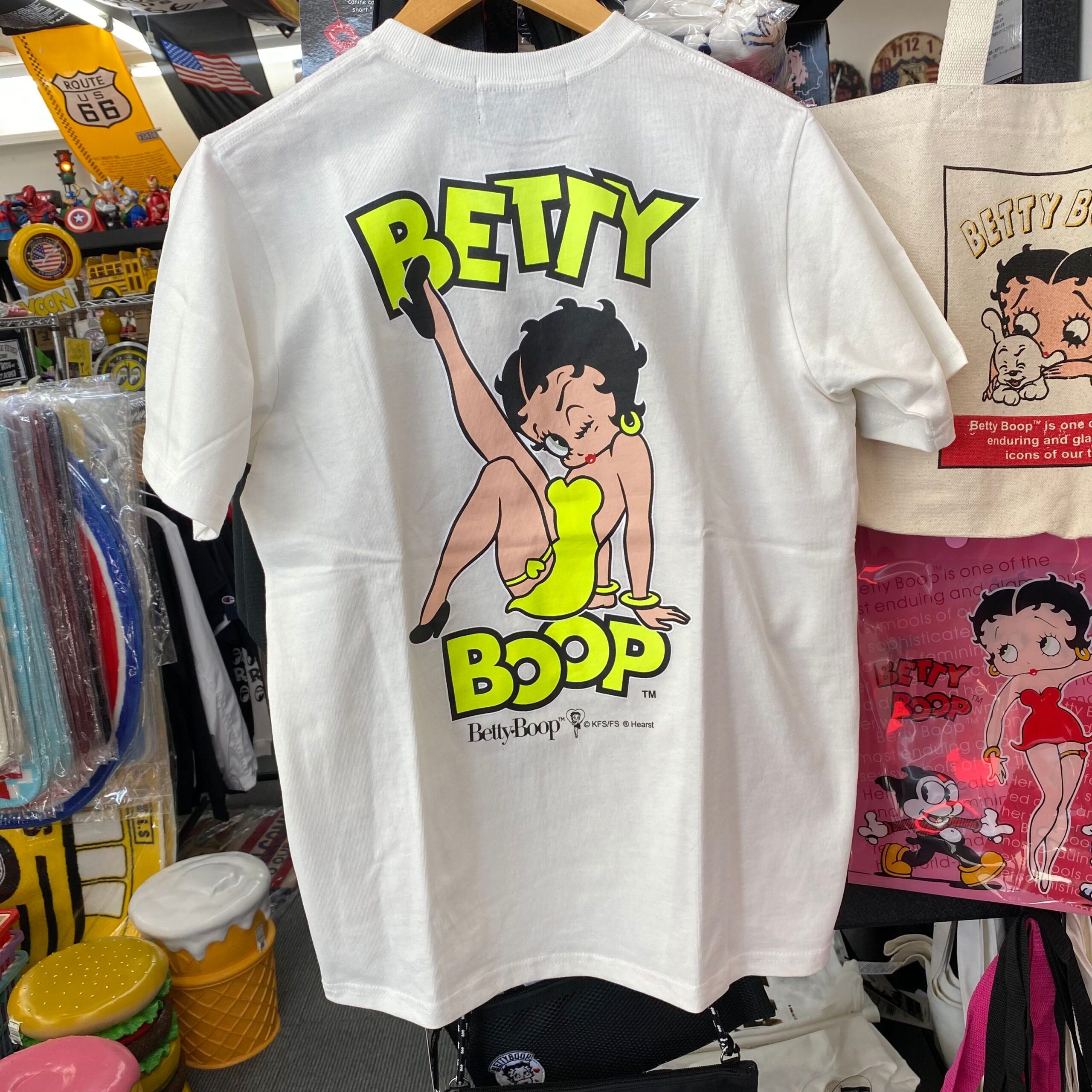 【BETTY BOOP】 「Leg Up Betty 」ネオンカラープリントTシャツ - EIGHT | アパレル・雑貨・自動車用品から